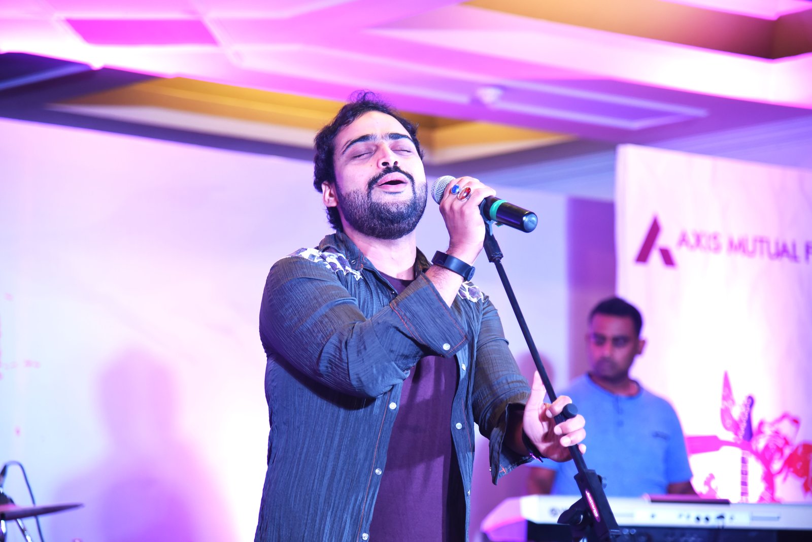 Arish performing at a corporate event in Lucknow