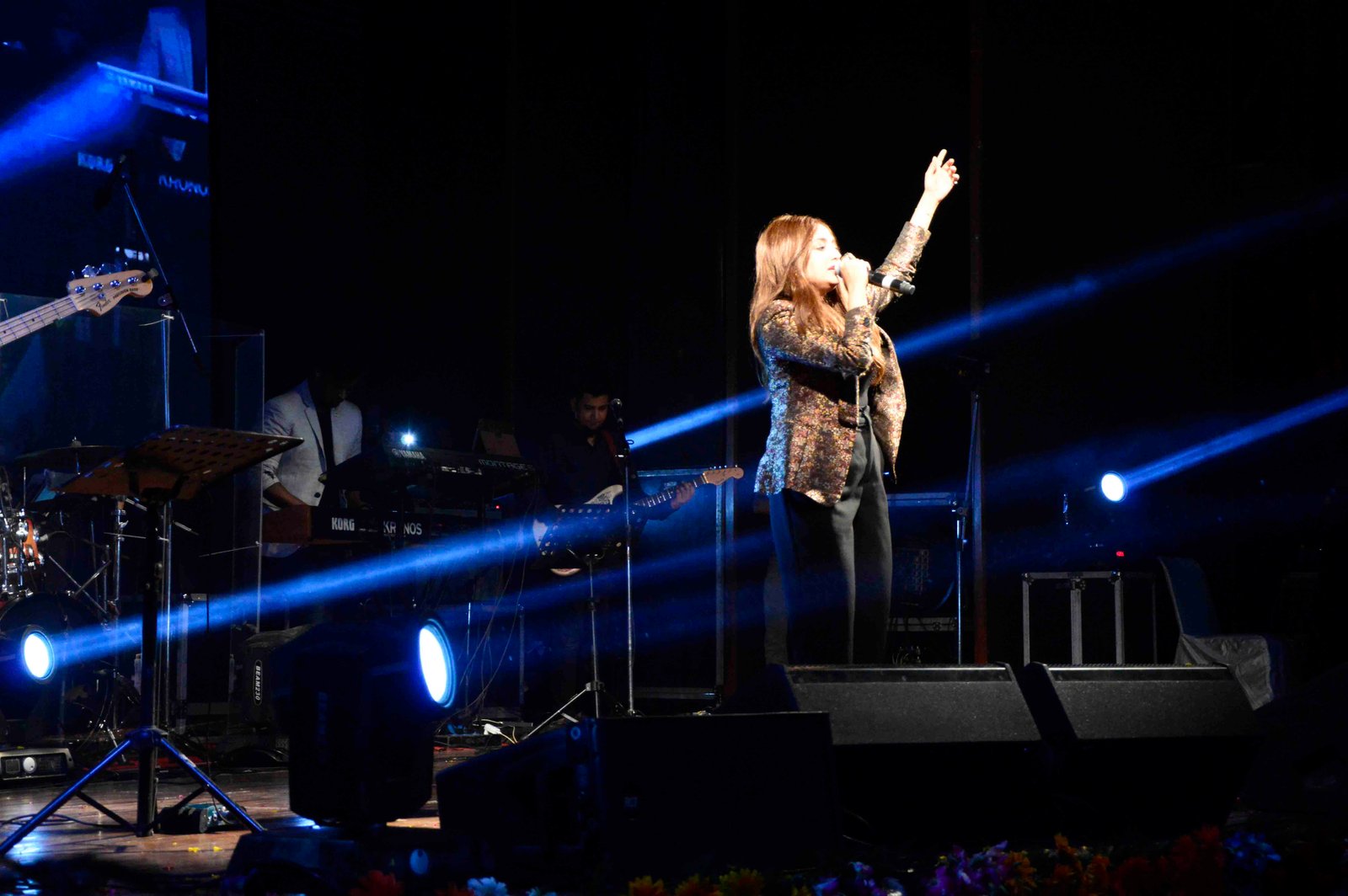 Monali Thakur performing in Gurgaon under blue stage lights
